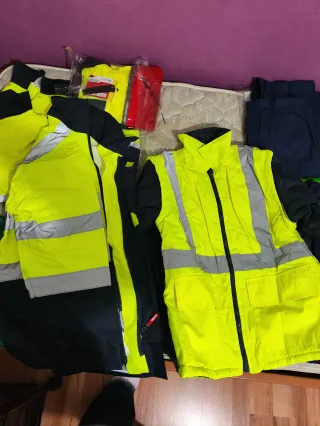 Ropa de trabajo Vileda azul y zapato de seguridad.