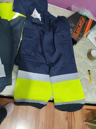 Ropa de trabajo Vileda azul y zapato de seguridad.