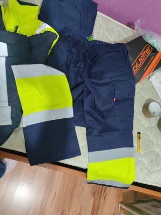 Ropa de trabajo Vileda azul y zapato de seguridad.