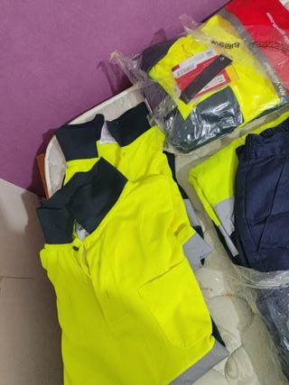 Ropa de trabajo Vileda azul y zapato de seguridad.