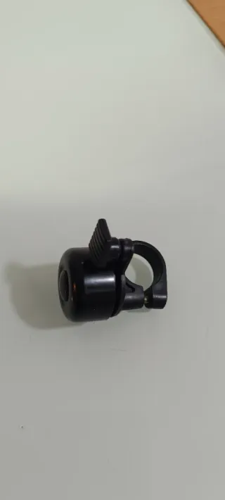 Sillín de bicicleta negro y rojo