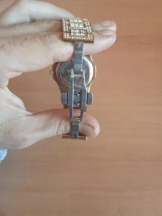 Reloj  dorado con diamantes