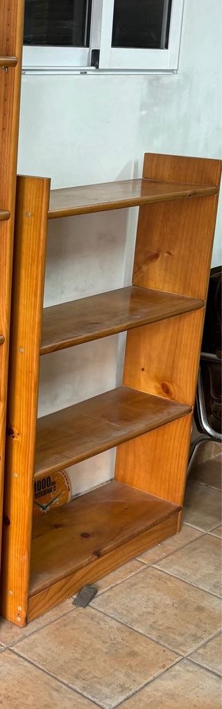 Estantería de madera pequeña