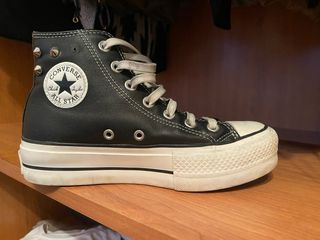 Converse piel negras con tachuelas