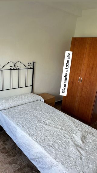 Sofá, cama, armario, mesitas, mueble de baño