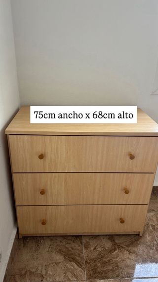 Sofá, cama, armario, mesitas, mueble de baño