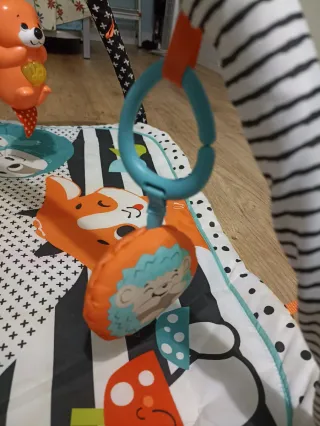 Gimnasio para bebé con arco y juguetes