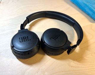 Auriculares JBL 670 NC Bluetooth y Noise Cancel.