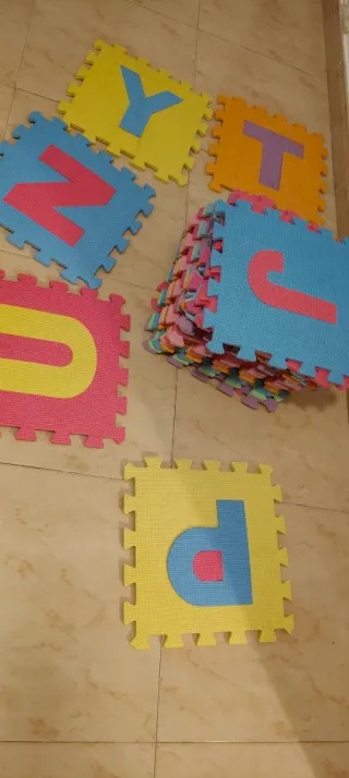 Alfombra de goma con letras