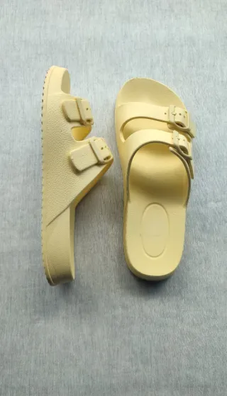 Chanclas amarillas pastel con hebillas