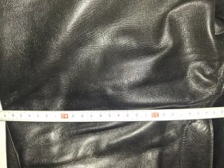 Pantalón de cuero negro