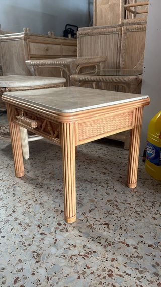 Mesita auxiliar de ratán