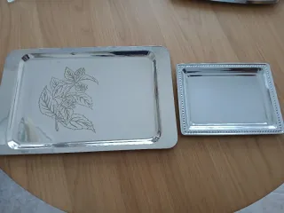 Bandejas metálicas plateadas