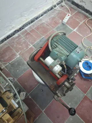 Máquina industrial roja hacer llaves