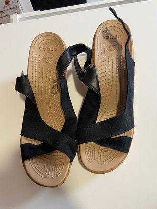 Sandalias cuña Crocs negras y beige