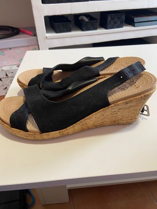 Sandalias cuña Crocs negras y beige
