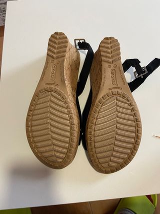 Sandalias cuña Crocs negras y beige