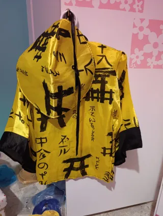 Disfraz kimono amarillo con letras negras