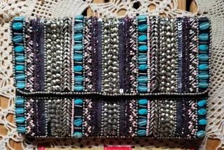 Bolso de fiesta con pedrería y detalles turquesa