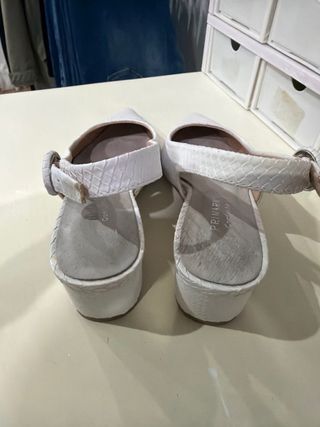 Zapatos de tacón blancos con tira