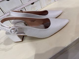 Zapatos de tacón blancos con tira
