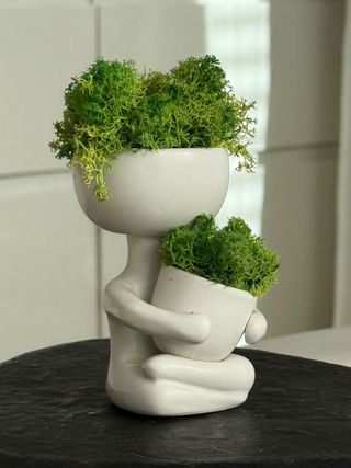 Figura de cerámica con musgo