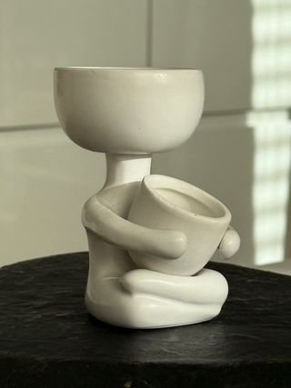 Figura de cerámica con musgo