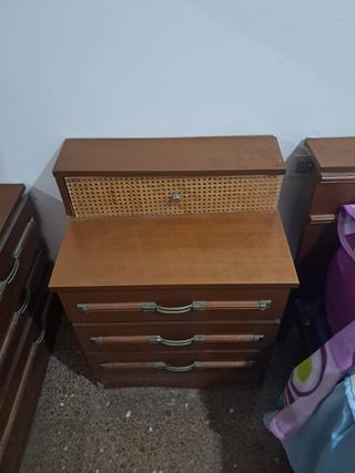 2 Comodini in legno con vimini