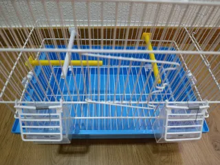 Jaula para pájaros blanca y azul