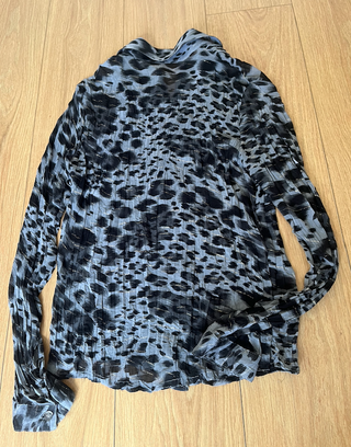 Blusa leopardo gris manga larga