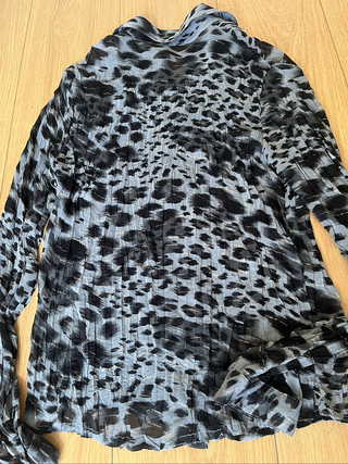 Blusa leopardo gris manga larga