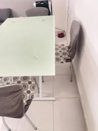 Mesa de comedor cristal y metal con sillas