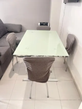Mesa de comedor cristal y metal con sillas