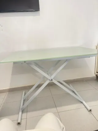 Mesa de comedor cristal y metal con sillas