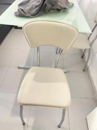 Mesa de comedor cristal y metal con sillas