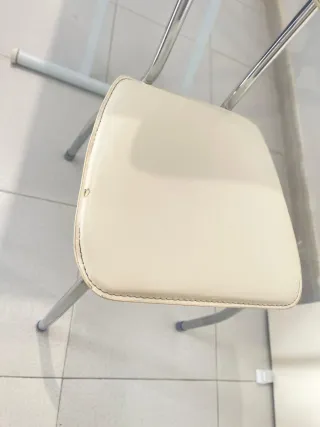 Mesa de comedor cristal y metal con sillas