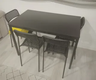 Mesa de comedor y 4 sillas negras