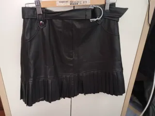 Falda corta cuero Stradivarius