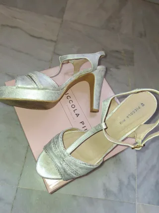 Zapatos de tacón plateadas talla 40