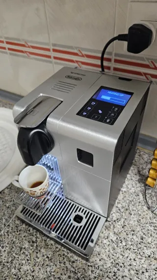 Cafetera Nespresso DeLonghi Lattissima Pro