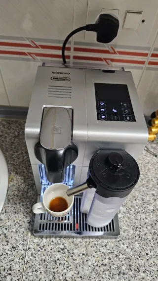 Cafetera Nespresso DeLonghi Lattissima Pro