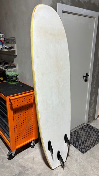 Tabla de surf longboard escuela dañada