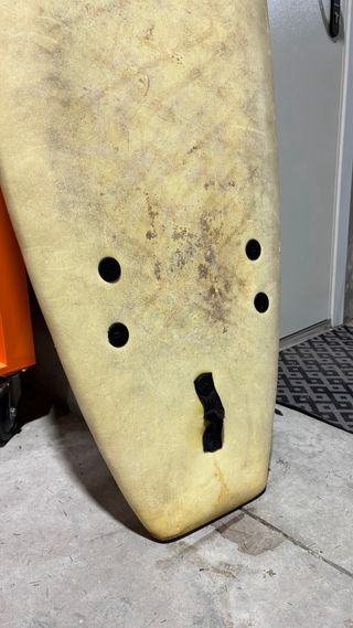 Tabla de surf longboard escuela dañada