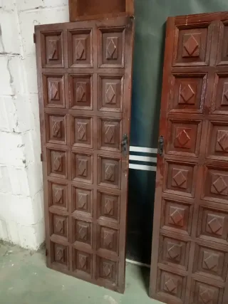 Puertas de madera tallada.. Cuarterones
