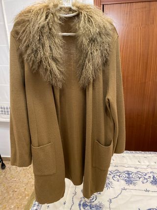 Chaqueta larga con cuello de pelo