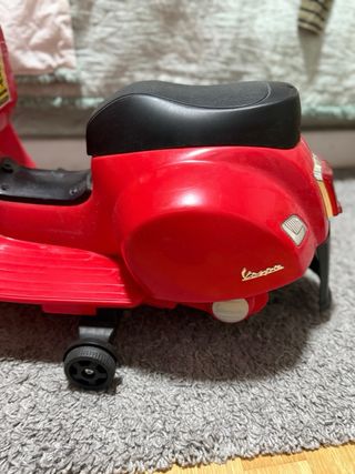 Vespa infantil roja