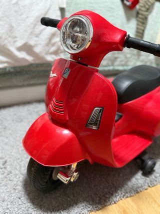Vespa infantil roja