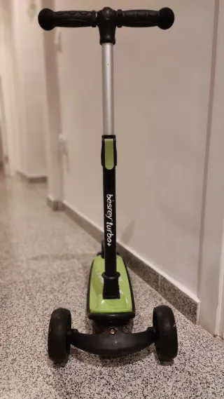 Patín de 3 ruedas con luz