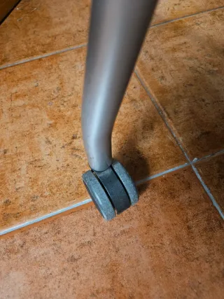 Silla de oficina negra con ruedas