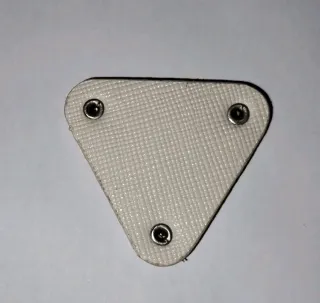 Targhetta Guess per abbigliamento e accessori.